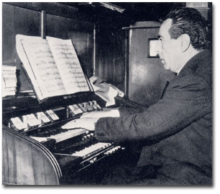 Fotografia di Francesco Artico, ripreso mentre suona l'organo nella chiesa parrocchiale di Ceggia